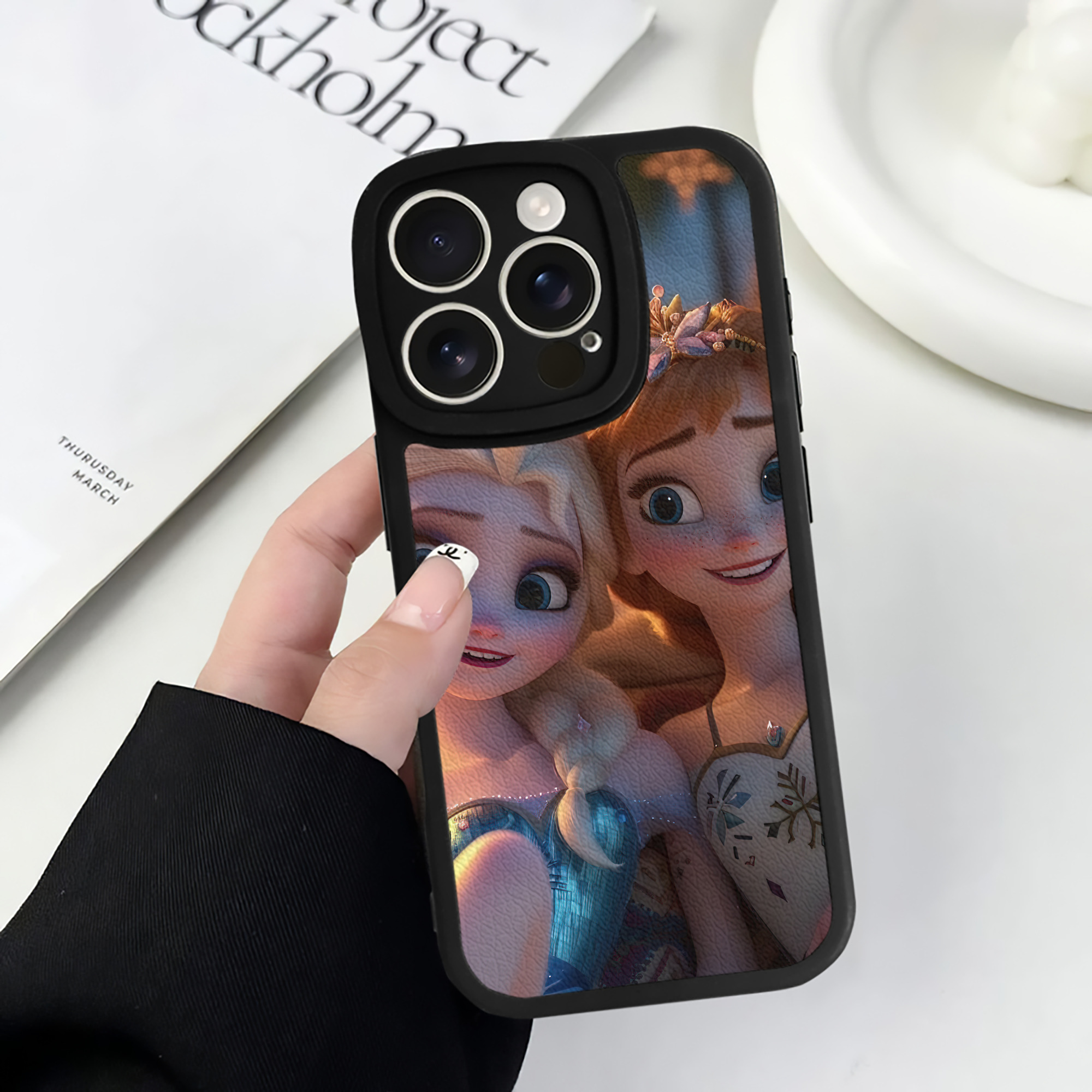 （画像用） アナと雪の女王 アンナ エルサ Frozen Anna Elsa 【iPhone 16シリーズ対応】シリコンスマホケース（レザー調） 材質：シリコン